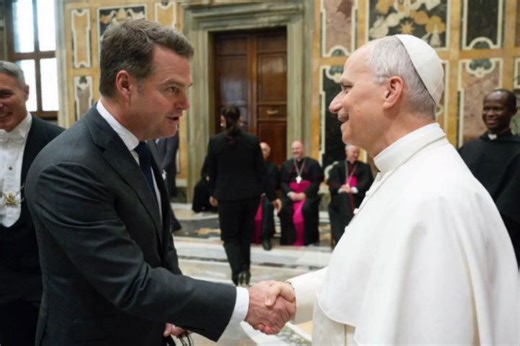 Chris O'Donnell Fans on Instagram: "📹 | Chris & Caroline meeting Pope Leo XIV, during a papal audience with the film industry, last month. "Thrill of a lifetime to meet His Holiness — and fellow Chicago Bears fan — Pope Leo XIV." 📍: Clementine Hall, Vatican City 📆: November 15, 2025 • #chrisodonnell"