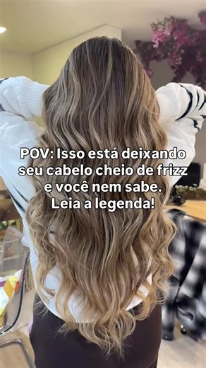 Lidiani Gravina on Instagram: "👇🏻Isso tá deixando seu cabelo cheio de frizz e você nem percebe! Muitas vezes o frizz não vem da umidade, e sim dos hábitos errados do dia a dia!👇🏻 ❌Lavar o cabelo com água muito quente. ❌Pentear o cabelo seco e com força. ❌Usar produtos em excesso ( ou do tipo errado) ❌Secar sem protetor térmico ❌Usar óleos nos cabelos . Cada detalhe conta! O frizz é sinal de fio mal tratado e dá para mudar isso com cuidados certos.✨ Salve esse post para lembrar e para evitar!