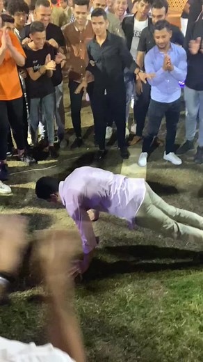 1.8M views · 10K reactions | Wait for it 勞 #peoplereaction #ردفعل #calisthenics #streetworkout #strength #gym #gymnestic #planch #wedding #ردة_فعل #surprised #reacting #تمارين #جيم #athlete #partty | Osama Workout | Facebook