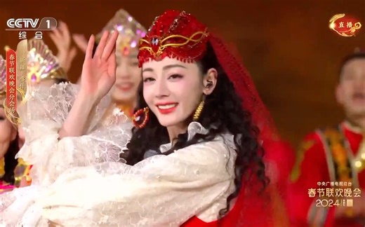 【2024总台春晚丨《舞乐新疆》热情舞乐展现大美新疆】新疆是个好地方！在春晚喀什分会场，各民族兄弟姐妹齐聚一堂，王宏伟、于朦胧 、迪丽热巴、艾热共同演绎！