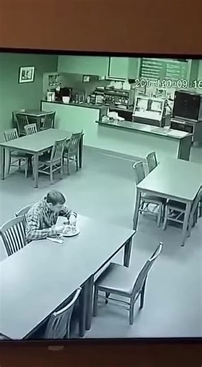 ‏Cctv in restaurant 😂 #viralvideos #explore #cctv