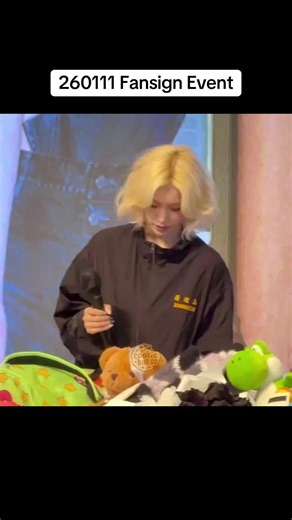 ITZY Yuna and MIDZY share an adorable interaction in recent clips from a ITZY fansigning event earlier yesterday at Taiwan! ITZY were recently seen at a fansigning event in Taiwan where they signed the albums of MIDZY while also having interactions with them. While interacting with the crowd, Yuna tried talking to Taiwan MIDZY in Mandarin but accidentally said “mom” in Japanese instead 😂. After MIDZY’s reaction, Yuna apologized in Mandarin and MIDZY reassured Yuna telling her that it was fine i