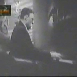 ElTango YSus Invitados Cuarteto Roberto Firpo - El amanencer Música: Roberto Firpo Presentacion en el film "El cantor del pueblo" en 1948 Semblanza de Roberto Firpo: Orígenes y formación Roberto Firpo nació en la localidad de Las Flores (Provincia de Buenos Aires) el 10 de mayo de 1884 según varias fuentes (algunas difieren ligeramente en el día). Proveniente de un entorno modesto, dejó la escuela al quinto grado para ayudar en el almacén de su padre y luego realizó trabajos de albañilería, peón