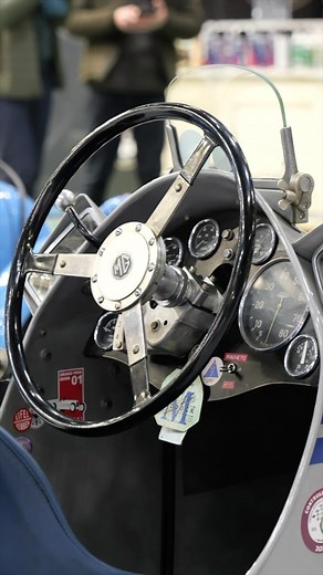 La MG R Type de 1935, première monoplace MG conçue pour la course 🏁🏎️ Magnifiquement ouvragé, son châssis révolutionnaire présentait des caractéristiques avancées telles que des amortisseurs sélectifs et des freins à tambour à ailettes. Propulsé par un moteur suralimenté de 747 cc à quatre cylindres à arbre à cames en tête couplé à une boîte de vitesses ENV à quatre rapports, le bolide développait une puissance incroyable de 113 ch à 7 200 tr/min. #mg #MGtyper #typer #classiccar #collectioncar