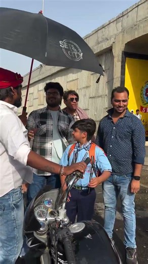 Aryan Babu और Arvind Akela Kallu का शूटिंग में खतरनाक स्टंट, देखकर उड़ जाएंगे होश 😱 #viral #shorts
