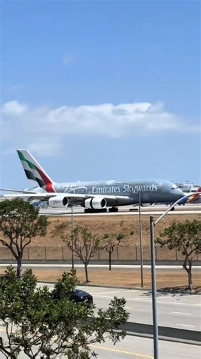 Emirates Skywards Airbus A380 😮🛫 #shorts #avaition #airlines #airport #airbusa380 #landing #emirates