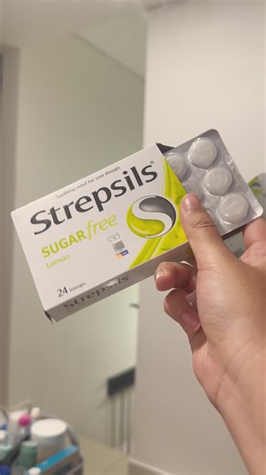 That’s why I always bawa Strepsils dalam beg. It contains antiseptic agents yang clinically proven kill germs that cause sore throat. So instead of waiting sampai teruk, I makan je terus bila rasa tak sedap 💊 Jaga tekak awal-awal, baru boleh survive Raya interrogation sessions with full power 💪😂 @Strepsils MY #StrepsilsMY #StrepsilsRaya #ProgramPrelindunganSuara