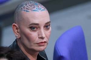 Bundestag: Grünen-Politikerin zeigt sich mit Hand im Intimbereich - AfD tobt