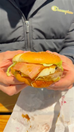 Chris William on Instagram: "Let me know what you want me to try next 😂 🍔 Ready to start eating more mindfully? ✅ Give BITEBRO a try — free 👇 🍩 DM “BITEBRO”"