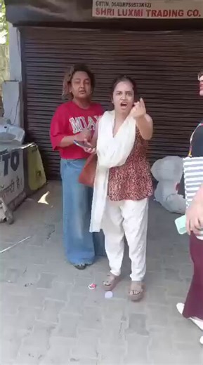 🚨 बीच रास्ते में कैब रोकी, किराया देने से किया इनकार… फिर क्या हुआ?दिल्ली में पटपड़गंज से मारुति विहार जा रही तीन महिलाएं बीच रास्ते में ही कैब रोक देती हैं।ड्राइवर बोला कि - जहां तक ले आया हूँ, वहां तक का तो किराया दे दो..बाकी आगे जहां कहोगी मैं वहां भी छोड़ दूंगा!महिलाओं ने पैसे देने से साफ मना कर दिया और कहा कि "पैसे नहीं देंगे! राइड कैंसल करो!"फिर एक महिला चिल्लाई - "तुमने मिसबिहेव किया है!"सड़क के बीचों-बीच गरमागरम बहस, चीख-पुकार… पूरा सीन वायरल हो गया!👉 असली गलती किसकी है - कैब ड्राइवर क