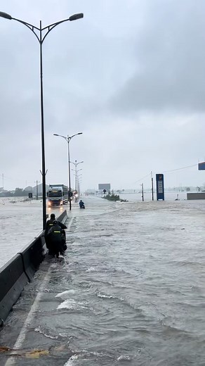 51K views · 662 reactions | ❤️ Góc ấm lòng: Trong dòng nước lũ lớn chiều qua tại Tứ Hạ - Huế, bác tài container đã dừng lại cản nước để chú xe máy dắt xe qua an toàn. Giữa hiểm nguy, trái tim người Việt vẫn luôn ấm áp như thế ❤️ Video: thangstore 2 #CheckinVietnam #TC | Check in Vietnam | Facebook