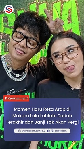 SINERGI MEDIA on Instagram: "Sebuah video yang beredar di media sosial memperlihatkan momen haru saat Reza Arap mengunjungi makam Lula Lahfah. Dalam video tersebut, Reza tampak berdiri di depan pusara, berpamitan dengan gerakan tangan seolah melambaikan dadah, sebelum mengucapkan janji yang membuat banyak orang terdiam. Ia menyampaikan bahwa jika suatu saat Lula membutuhkan bantuan, ia akan selalu siap ada. Momen singkat itu langsung menyentuh hati publik. Tanpa banyak kata, gestur sederhana Rez