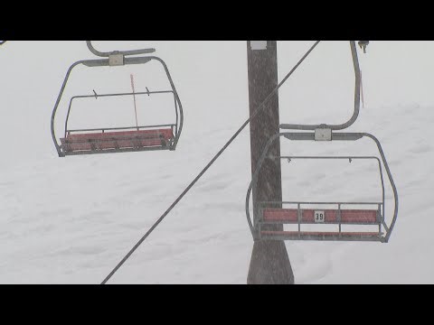 牛岳温泉スキー場でリフトが緊急停止　リフト止めたまま200人を1人ずつ救助　再開するとワイヤー破損の恐れ　富山