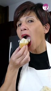 Le frittelle di baccalà e acciughe sono uno dei piatti immancabili della tradizione partenopea per il Natale. Ecco come prepararle, consigli e curiosità sulla ricetta. Videoricetta completa e ricetta scritta qui 👉 https://www.antoniettapolcaro.it/frittelle-di-baccala-e-acciughe-videoricetta/ INGREDIENTI • 400 g farina 0 o per pizza • 300 g acqua • 4 g lievito di birra fresco o 1 e mezzo di secco • 6 g sale • 250 g baccalà lesso • 5 acciughe sott’olio • q.b. olio per friggere | Il mondo di Anton