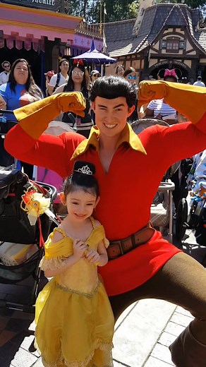 Aladdin shows off Gaston's beauty! 👸❤️🏰🌹 #fyp #disneyland #aladdin #beautyandthebeast #bell #rose #princess #disney