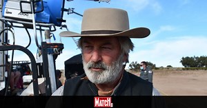 Alec Baldwin inculpé d'homicide involontaire après le tir mortel sur le tournage de "Rust" [VIDÉO]