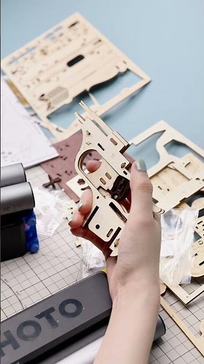 Assembling the ROKR Mini Gun Wooden 3D Puzzle with HOTO SNAPBLOQ™ — love the build! ‪@Robotime‬