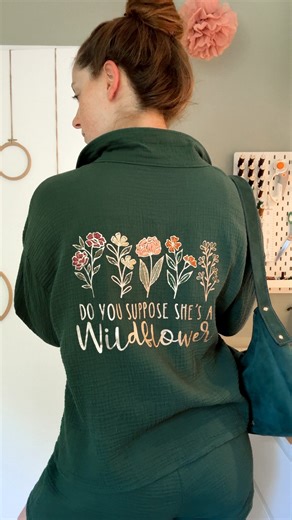 Louise Lemke | Nähen | Sticken | DIY on Instagram: "DIY-Pyjama 💤 𝚆𝚎𝚛𝚋𝚞𝚗𝚐 Ich bin auf eine Pyjamaparty eingeladen und habe mir dafür ein Musselin-Schlafanzug-Set mit dem Cricut Joy Xtra und Smart Iron On gestaltet. Meine intelligente Schneidemaschine von @cricut_de hat die Blumen und die Schrift präzise ausgeschnitten und dann habe ich das Motiv mit der Easypress 3 auf den Stoff übertragen. Die Blütenblätter habe ich mit ein paar einfachen Stickstichen ergänzt. Für den Schutz habe ich von