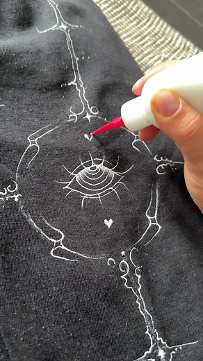 Angeblich soll man Textilfarbe einfach selber herstellen können mit Weichspüler und Acrylfarbe. Habe das ganze getestet, aber leider ist es teilweise komplett ab. Vielleicht sollte ich einfach mit Bleichmittel malen. Soll ich dazu ein Video machen? #diy #fail #tattooart #painting #hoodie