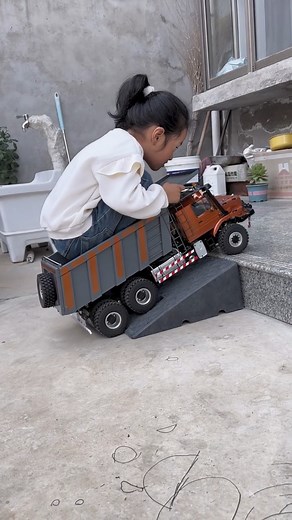 Epic moments of RC trucks hauling heavy loads—watch and tell me your favorite clip! #RCTruck #RCHaul #RCTrucking #RCWorld | RC Media