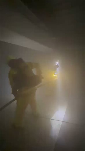 19K views · 78 reactions |  Si vous avez croisé de nombreux sapeurs-pompiers place de l'Hôtel-de-Ville à Chalon-sur-Saône ce samedi matin, pas de panique : il s'agissait d'un exercice ! Le JSL était présent pour suivre les secours en plein cœur du parking souterrain, totalement enfumé ! | Le JSL Chalon | Facebook