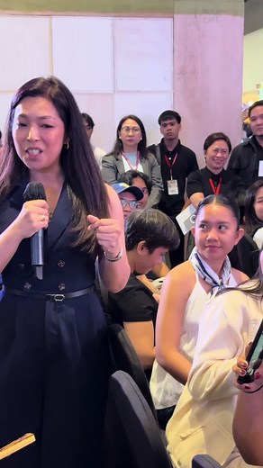 ZEN HERNANDEZ, NAGPAABOT NG MENSAHE NG SUPORTA SA LAUNCH NG LIBRO NI ATOM ARAULLO Nagbigay ng maikling mensahe si Zen Hernandez sa paglulunsad ng kauna-unahang libro ni Atom Araullo na “A View from the Ground.” “Thank you for being here,” ani Atom Araullo.