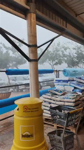 Jessica sent us this video of the storm at Castle Gate in Erasmusrand, Pretoria this afternoon (9 January 2026). Whatsapp photos/videos to 081 251 8029 See https://snowreport.co.za for weather forecasts. | Snow Report SA