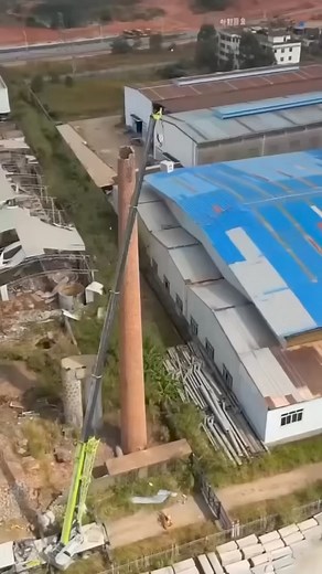 Demolition high brick chimney | Lourival Santos