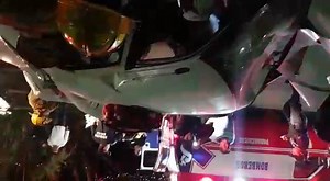 41K views · 222 reactions | #Video: En accidente del Río Salado los cuerpos de emergencia rescataron a un hombre del fondo del afluente, pero dos acompañantes no correieron con la misma suerte. Se presume que las personas fueron arrastradas por la corriente. No maneje a exceso de velocidad. | Más Noticias Oaxaca | Facebook