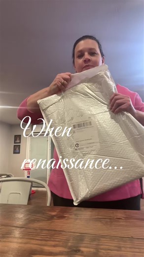 I found the cutest piece of Renaissance type restroom art! The Mona Lisa holding her nose. It made me laugh so hard when I open the package. My kids and husband also thought it was hilarious. Add humor and whimsy to your home by adding the Mona Lisa painting to your restroom #monalisa #homedecor #funnyart #restroomdecor