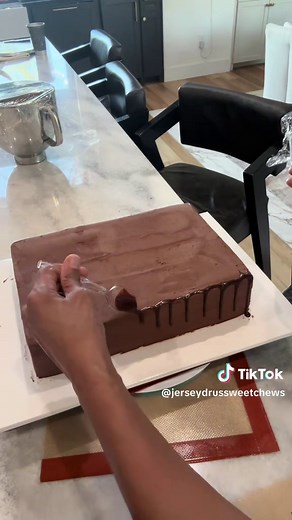 How to Decorate a Beautiful Turtle Cake