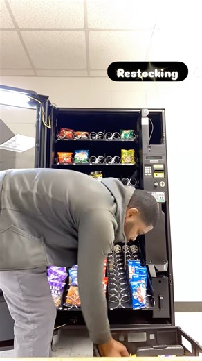 Restocking | Snack Vending Machine #vending #Vendingmachine #Vendingmachines #vendingbusiness