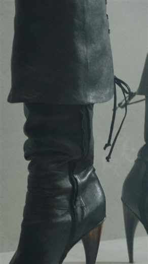 McQueen Autumn Winter 2026 Pre-collection – the Horn Heel boot. A modern revival of an iconic silhouette, crafted from antiqued black leather. Discover more: https://t.co/9oW6QERbyM DOP: Victor de HalleuxArt Director: SJ Todd Styling: Camille Bidault-Waddington Hair: Anthony Turner Makeup: Daniel SallstromNails: Ama Quashie Set Designer: Alice Kirkpatrick Production: Farago Projects Music: Caged Animal by LA Timpa