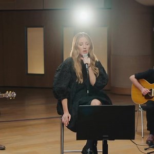 A wee video for my cover of ‘Fields of Gold’ which I also performed at The Royal Variety Performance, airing tonight on ITV 1 from 8pm ♥️ x https://elliegoulding.lnk.to/fieldsofgold-live | Ellie Goulding