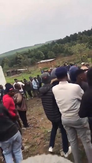 Usulula umsebenzi wamaphoyisa. Lemishiphansangu kufanele iboshwe, njengoba iqhumisa izibhamu esidlangalaleni kanjena. Futhi azikho emthethweni zinamacala. Imingcwabo yezinsuku zokugcina izokhipha izidumbu, kube kuphelezelwe esinye isdumbu. Done News video report. | Done News