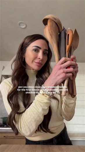 @kalejunkie 👈🏼 it’s time to adult and clean your wooden utensils! 😳 Wood utensils are the BEST—they are non-toxic and if you care for them properly, will last several years. But wood is porous, so if you don’t give them a good clean every few months, they can smell because they trap food particles, harbor bacteria, and leave oil residue. I do this every few months. Simply boil your utensils in boiling water for 20 minutes. Don’t do it longer than that or you run the risk of the wood cracking.