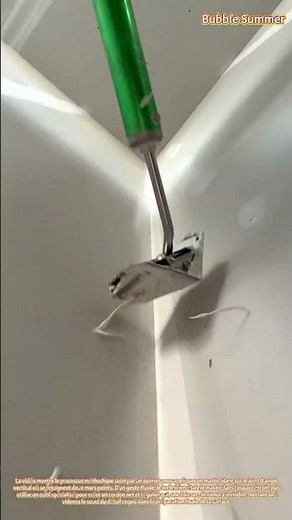 Finition intérieure : application d'un mastic sur les joints d'angle des murs