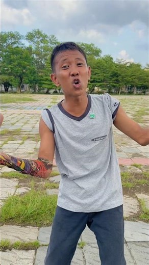 My shirt is blue, my shirt is yellow