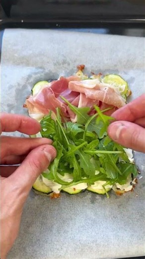 🥒🧀✨Zucchini "flatbreads" with creamy cheese, prosciutto and peppery rocket - Easy and delicious!