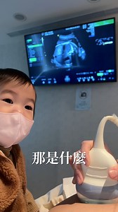 138K views · 1.6K reactions | 看著 Cheyne 每天又抱又親，幫他塞奶嘴、擦嘴巴，陪著 Chesley 練習抬頭、趴著、往前爬，到現在 Chesley 有愈來愈多反應，喜歡巴著姊姊一起玩，對姊姊的逗笑最買單⋯⋯都讓我覺得，或許我們真的給了他們彼此一個超棒的禮物吧！ | 豬豬隊友 Scott & Wendy | Facebook