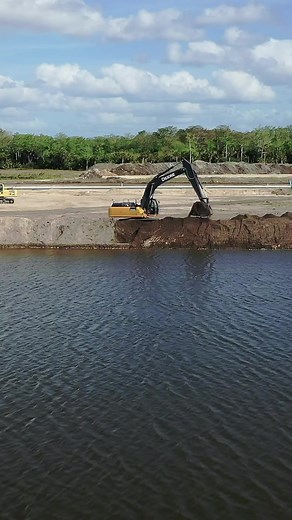 “It’s a great tool that makes you better…” We can’t wait to bring you some awesome and insightful videos with @topcontoday at @conexpoconagg West Hall - W43445 Follow @diggersanddozers and SUBSCRIBE to us on YouTube! #excavator #trucks #drone #mavic #phantom4 #dji #aerialphotography #heavyequipment #heavymachinery #constructionequipment #constructionmachinery #construction #demolition #quarry #mining #diesel #oilandgas #machine #machinery #operator #london #truck #18wheeler #photography | Digger