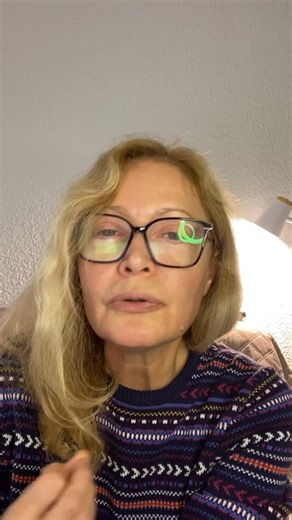 Олена Любченко, Пси on Instagram: "Говоримо про те, як не втрачати енергію, сили, радість через #розчарування 1) Розрив між очікуваннями та реальністю Розчарування — це емоційна реакція на невідповідність між тим, як “має бути”, і тим, що є. Чим вищі очікування, тим сильніша емоція при їх зриві. Механізм: Очікування → подія → порівняння → негативна оцінка → розчарування. 2) Порушений прогноз мозку (нейронаука) Мозок постійно робить прогнози (predictive coding). Якщо результат ≠ прогноз → виникає