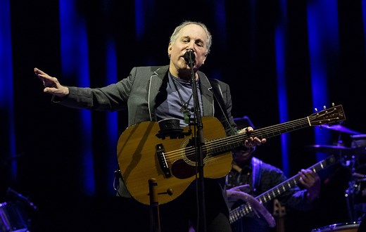 Watch Paul Simon deliver an emotional farewell to fans during his last ever concert