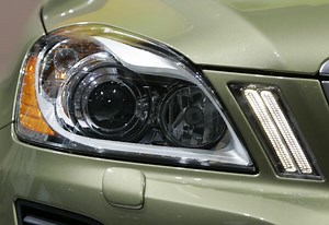 VERIFY: Can you flash your lights to warn drivers of police?