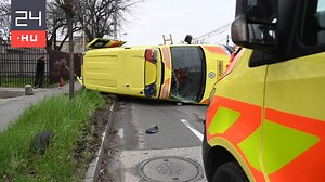 Felborult egy mentőautó egy baleset miatt | 24.hu