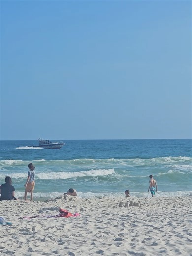 Spring Break Saturday Orange Beach, Alabama 4-4-2026 78 degrees with a nice breeze. UV index has dropped to a 3 currently. Single red and purple beach warning flags for ripcurrents and marine pests...jellyfish. #orangebeach #orangebeachalabama #alabamagulfcoast #gulfcoast