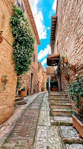 🇮🇹Italy’s hidden gem💎 🌺 Spello is one of those places that feels like a secret you’ve just uncovered—flower-filled streets, stunning views, and all the small-town charm you could ask for. It’s the kind of spot you fall in love with at first sight! 🗺️ 5 reasons to visit: 1.Charming Flower-Covered Streets: Spello’s streets are adorned with vibrant flowers, creating picture-perfect scenes at every turn. 2. Rich History: With ancient Roman walls and mediaeval architecture, Spello feels like ste
