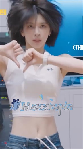 Durante los ensayos para los videos de performance dance y dance practice, Bae nos volvió a enamorar viendonos a los ojos mientras practicaba. #Nmixx #BlueValentine #BaeCam | Mexxtopia