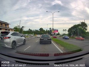 Same roundabout but still the same problem Roundabout yang sama tapi masih tetap masalah yang sama #dangerousriding #onelaneonly #selfcreated #roundabout #fails #JPJMalaysia Jabatan Pengangkutan Jalan Malaysia JPJ Negeri Sabah Jpj Negeri Sabah | Sabah Worst Drivers