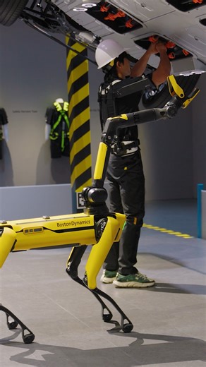 At CES 2026, Hyundai Motor Group demonstrates how AI Robotics is applied in workplace environments through hands-on exhibition scenarios. X-ble Shoulder and AI Keeper illustrate how wearable support and automated inspection align with real manufacturing and operational workflows. #HyundaiMotorGroup #CES #CES2026 #AI #Robotics #BostonDynamics #XbleShoulder #Spot #AIKeeper | 현대자동차그룹 TV